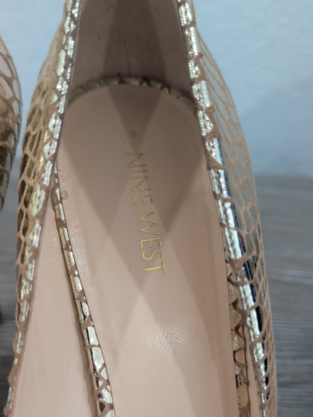 Near New Nine West TATIANA Gold Metallic Leather Croc Embossed Stiletto Heels 11 - Picture 3 of 15